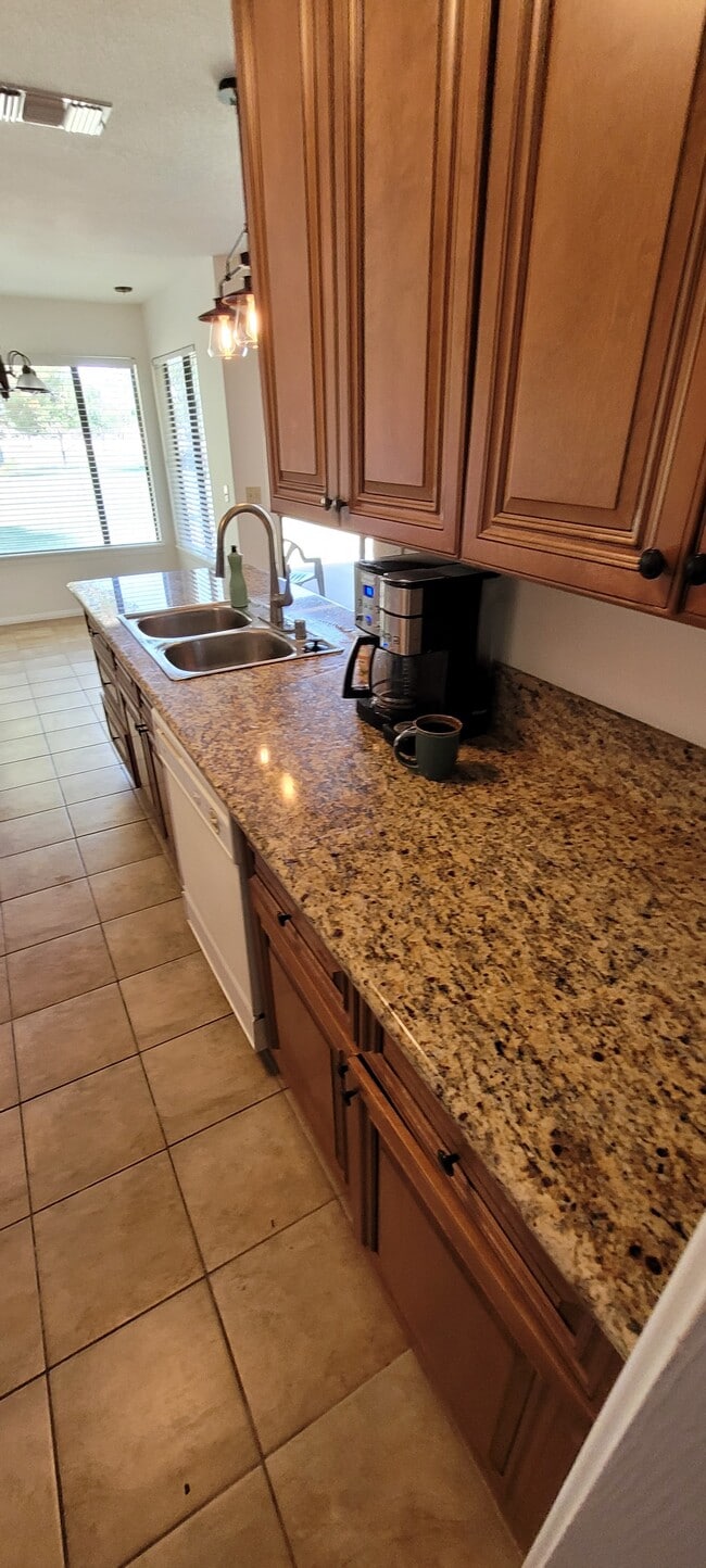 Building Photo - 27535 Lakeview Dr