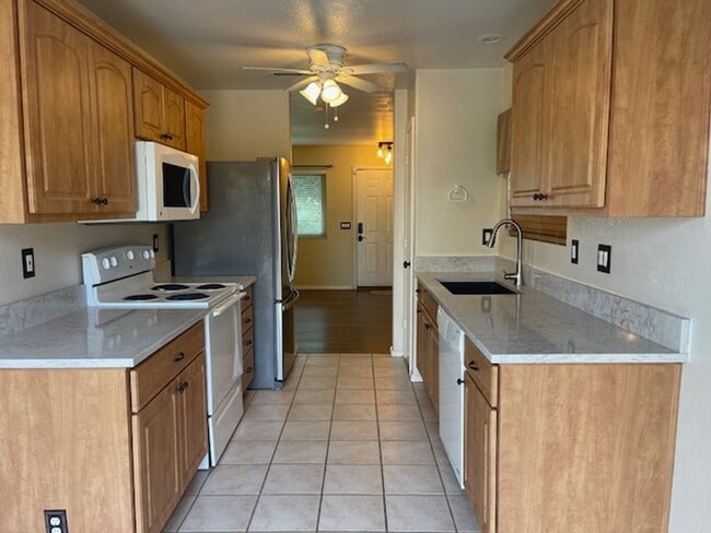 Building Photo - Small home with all appliances!