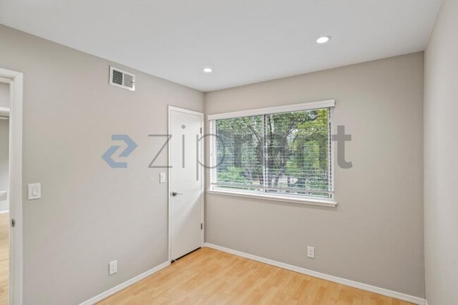 Building Photo - Unit