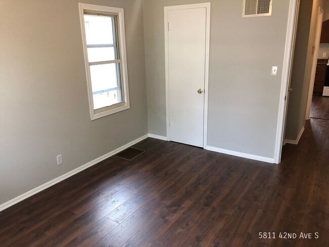 Building Photo - 1BR 1BA, Bungalow Duplex unit ~ Deposit Fr...