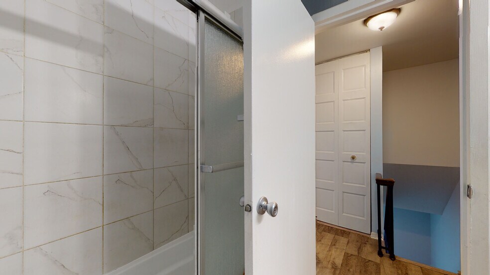 Full Bath - 368 Farmingdale Cir