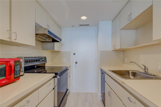 Building Photo - 4925 Collins Ave