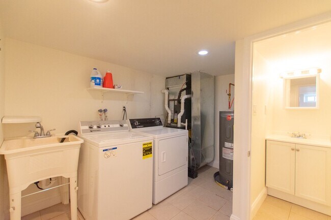 Building Photo - Excellent South Philadelphia Row Home