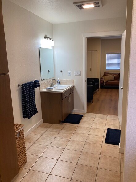 Building Photo - 14275 Avon Allen Rd