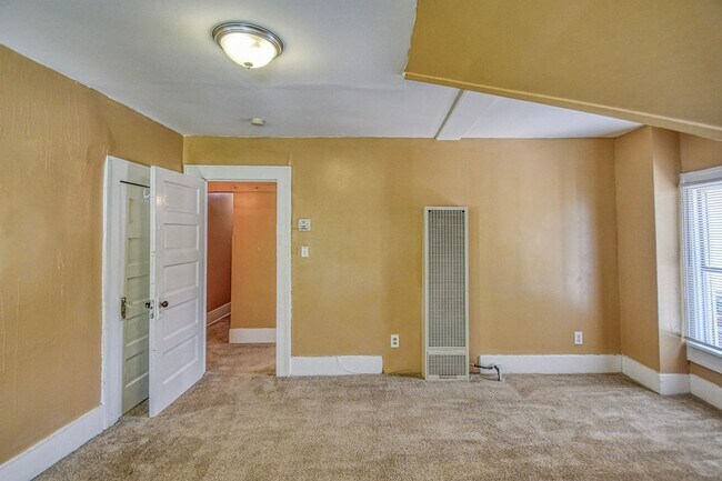 Building Photo - 464 College