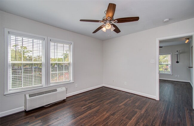 Building Photo - 1519 W 12th St