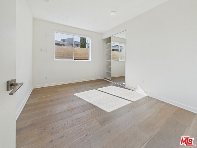 Building Photo - 850 S Crenshaw Blvd