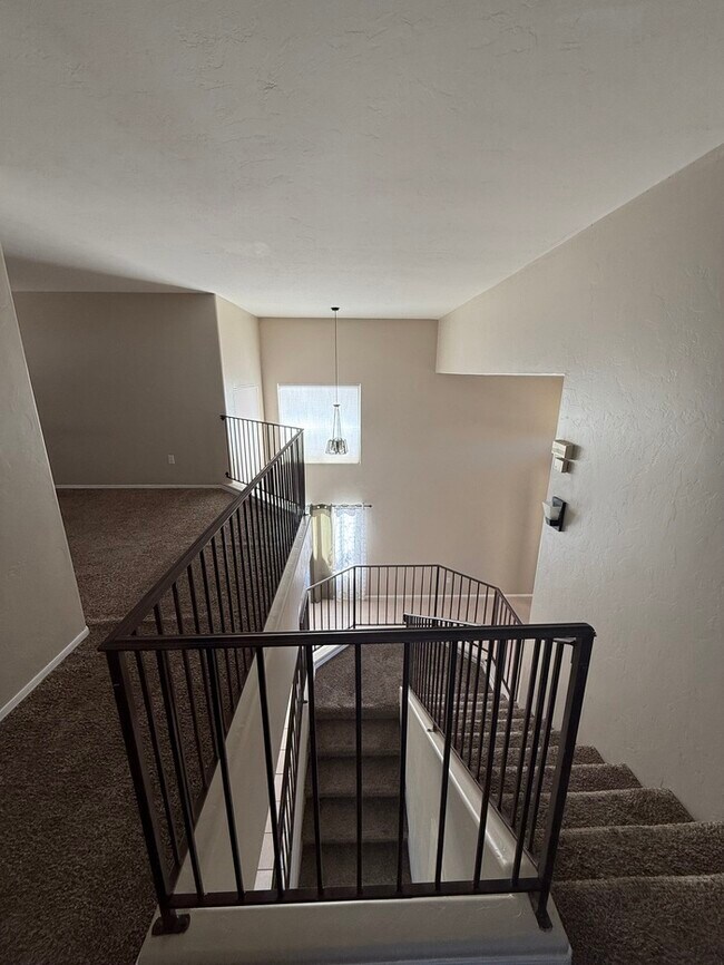 Building Photo - HOUSE FOR RENT