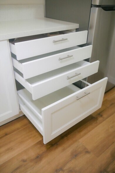 Building Photo - 1316 N Hollywood Way