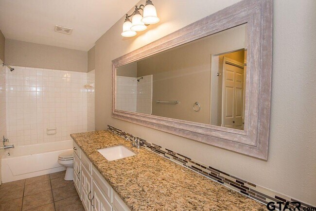Building Photo - 5907 Hollytree Dr
