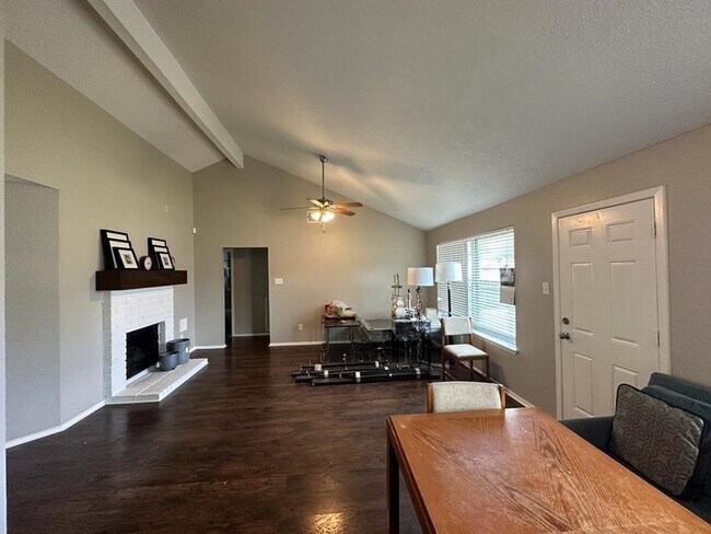 Building Photo - 10921 Pecan Dr