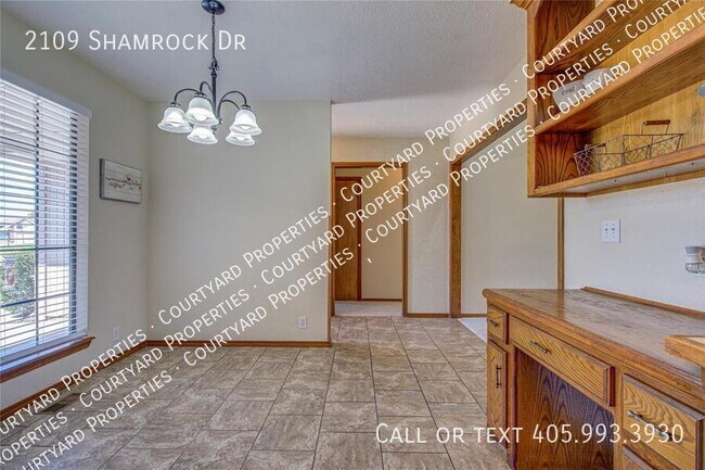Building Photo - 2109 Shamrock Dr
