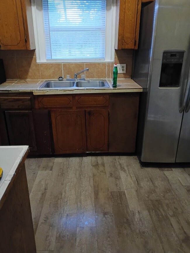 Building Photo - 2 Bed 1 Bath Home with Laundry Hookups