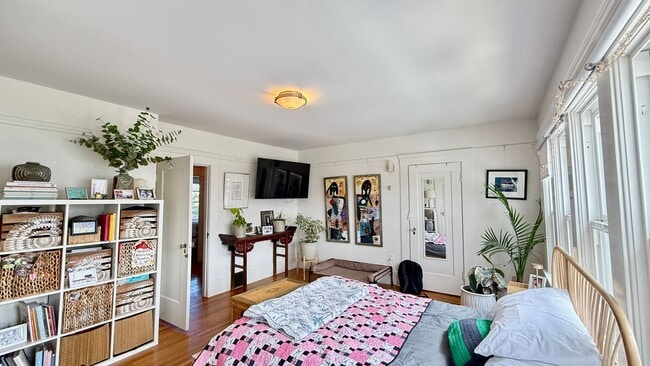 Building Photo - DREAM HOME! Spacious 3 BR + Sunroom/ 1.5 BA  in the Richmond area- AMSI