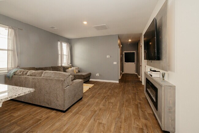 Building Photo - "One Level, Charming 3 bedroom 2 Bath in Goose Creek – 1256 Sq Ft of Comfort!"