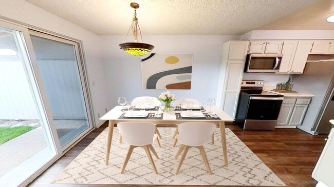 Building Photo - Open & spacious Beaverton duplex with fenc...