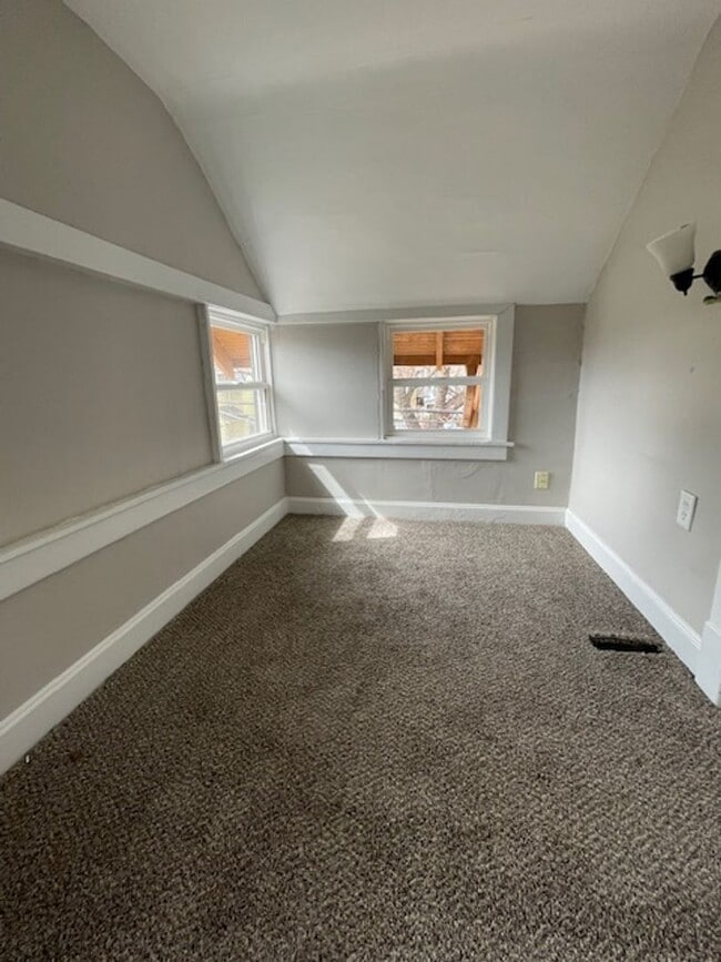 Building Photo - 3bd/1ba Home, Large Yard!! Half off 2nd Mo...