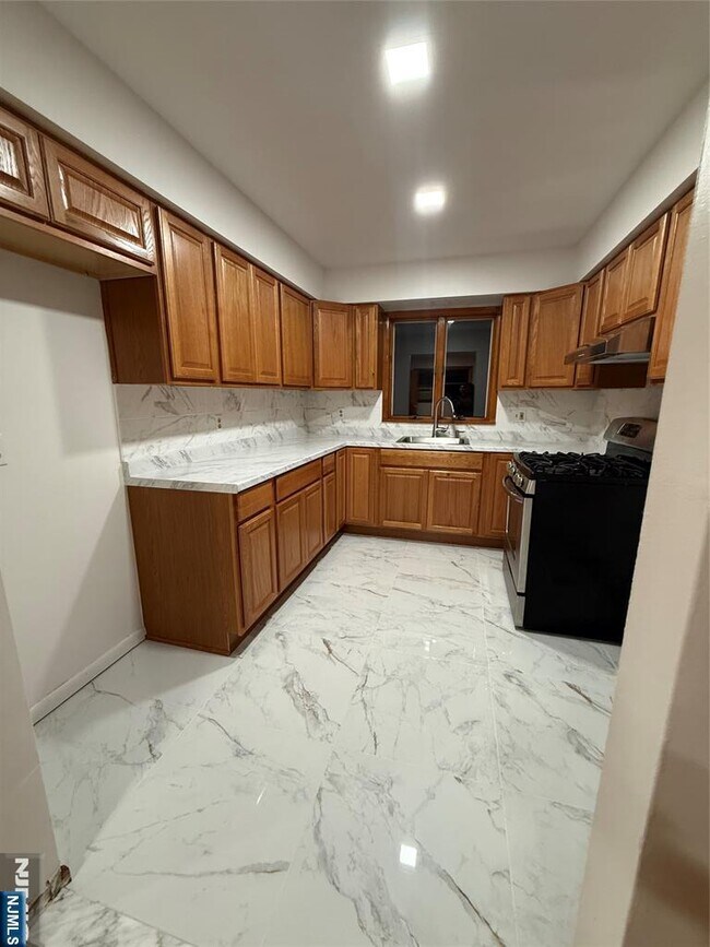 Building Photo - 967 E 23rd St