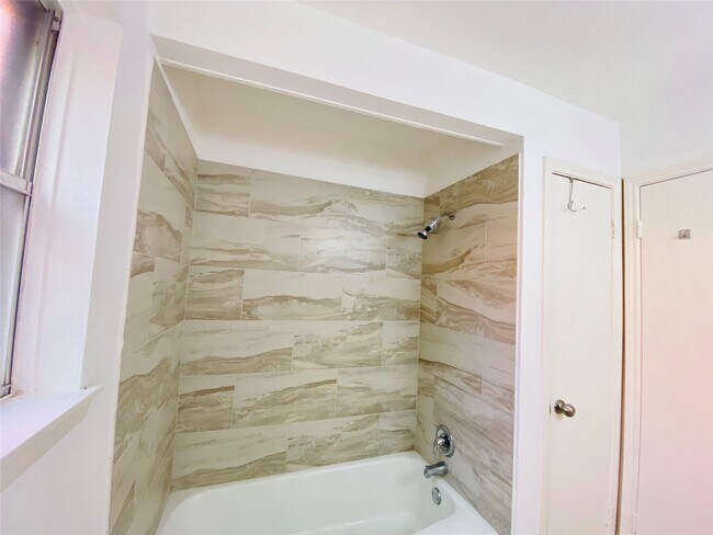 Building Photo - 3123 Sam Houston Dr