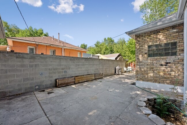 Building Photo - 320 E Cleveland Ave