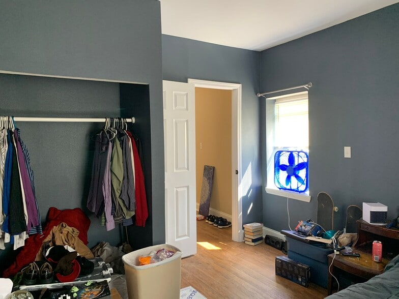 Large 1 Bedroom - Fits a King Size Bed - 3667 E Munkwitz Ave