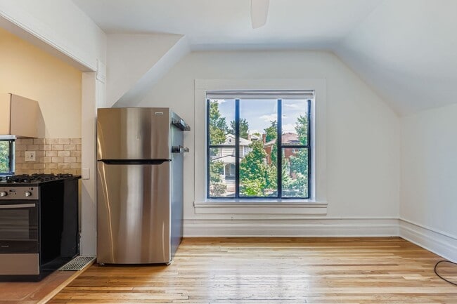Building Photo - Charming Upper-Level 2 bed 1 bath Unit in ...