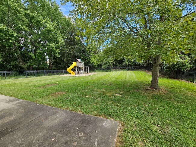 Building Photo - Beautiful family home in Great Neighborhood