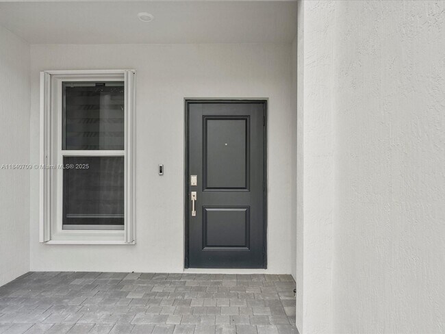 Building Photo - 106 SW 184th Ave