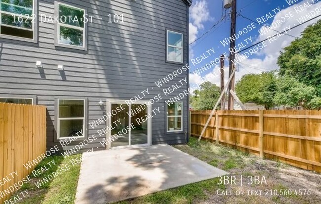 Building Photo - Beautiful Townhome!