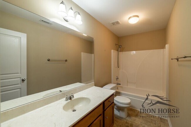 Building Photo - 285 Finch Way