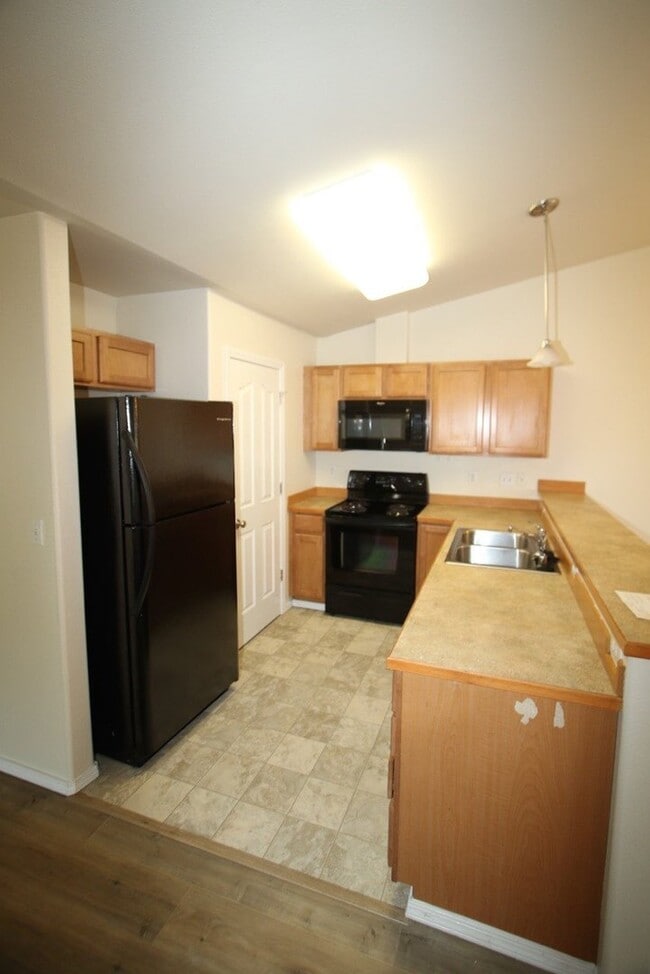 Building Photo - 3 Bedroom Eagle River Townhouse!