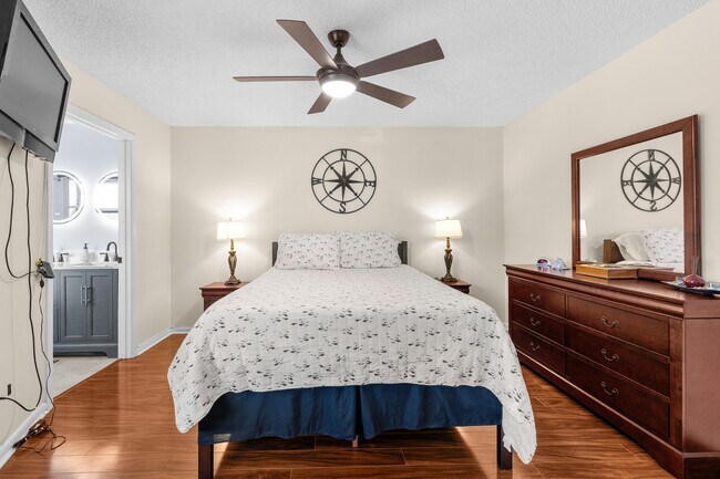 Building Photo - 2083 NE Collins Cir