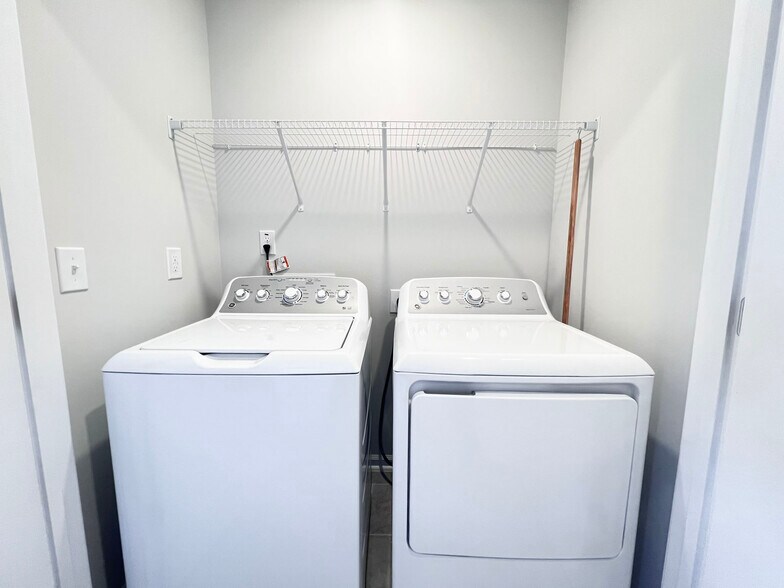 Building Photo - 1988 Rosedale Ridge Ave