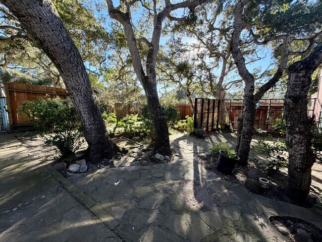 Building Photo - Unique 2 bedroom 2 bath home in Pacific Grove!