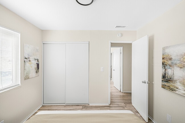 Building Photo - 1005 E Ave R