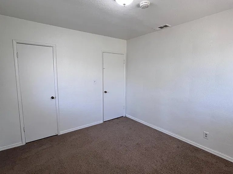 Building Photo - 2905 E Lamona Ave