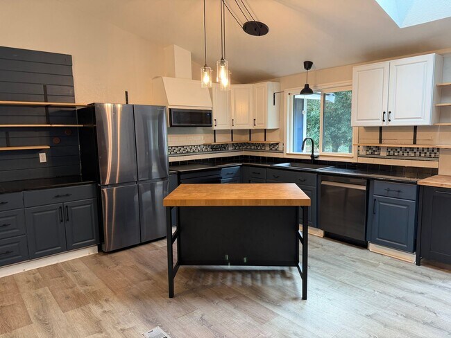 Building Photo - Lovely Single Level Rambler with Custom Finishes and Pet Friendly!