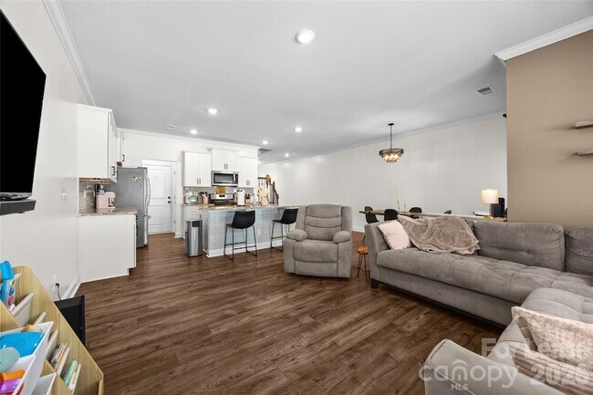 Building Photo - 616 Altamonte Dr