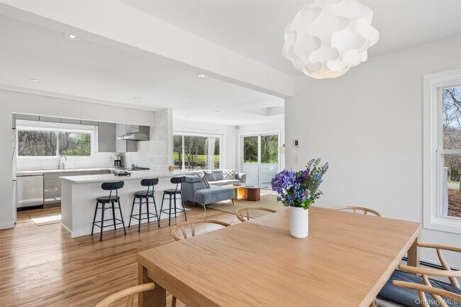 Building Photo - 14 Old Trail Rd