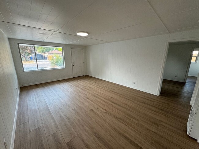 Building Photo - Cozy Remodeled 2 Bedroom, 1 Bathroom Home