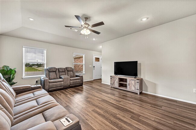 Building Photo - 103 W Gillian Ave