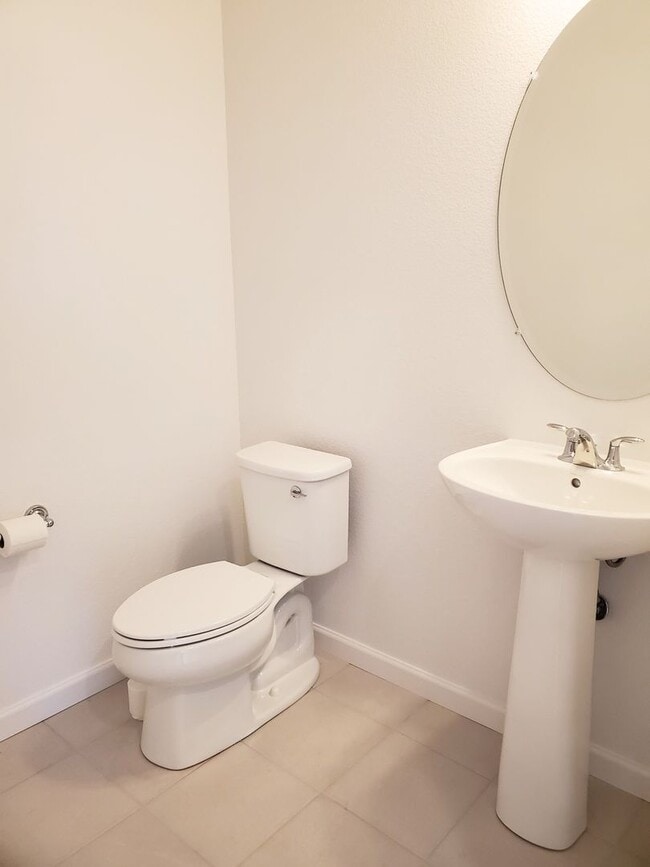 Building Photo - Newer Townhouse in Ideal North Gate Location!