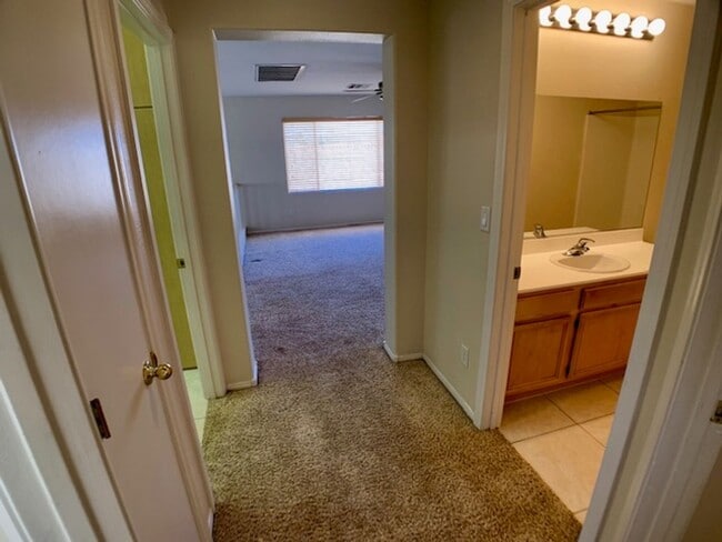 Building Photo - 9679 Ridgebluff Ave