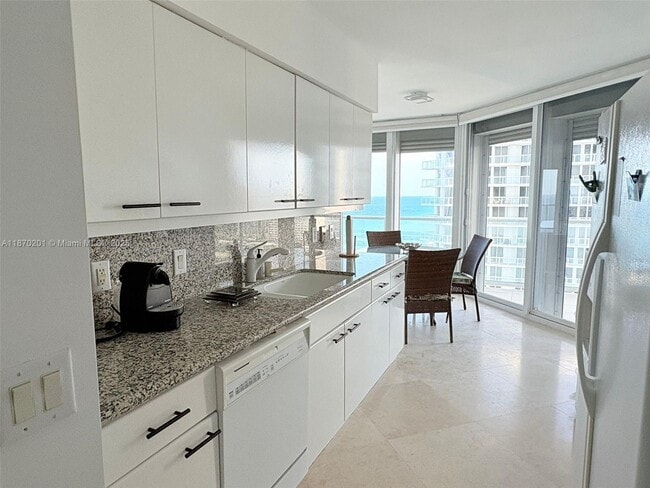 Building Photo - 16445 Collins Ave