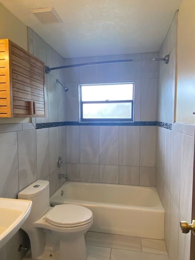 Building Photo - Brandon home available soon!