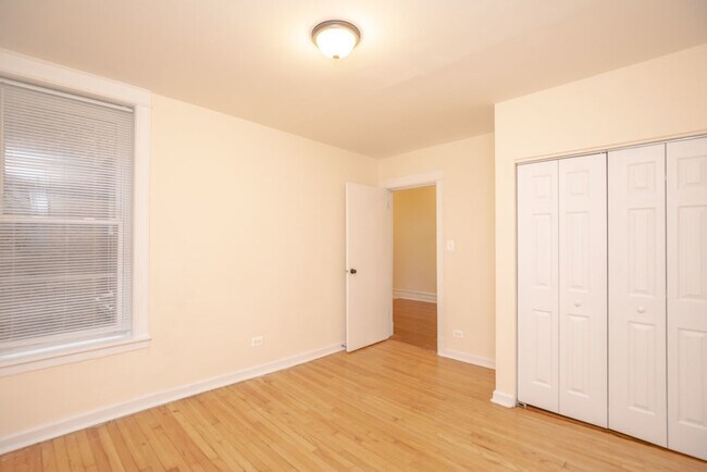 Building Photo - 1530 W Wilson Ave
