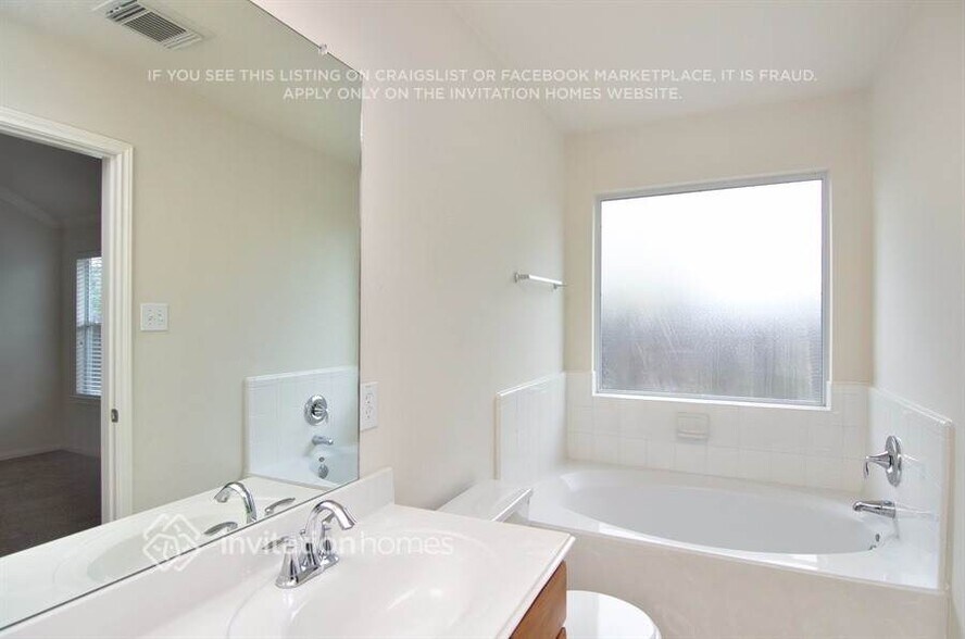 Building Photo - 915 Lancaster Lake Dr