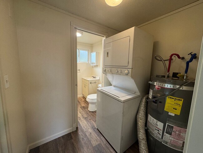 Building Photo - Luradel Duplex