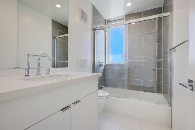 Building Photo - 837 N Kingsley Dr
