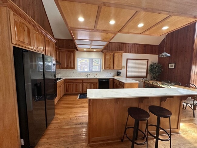 Building Photo - Unique and Spacious 3 Bedroom, 3 Bath Home...